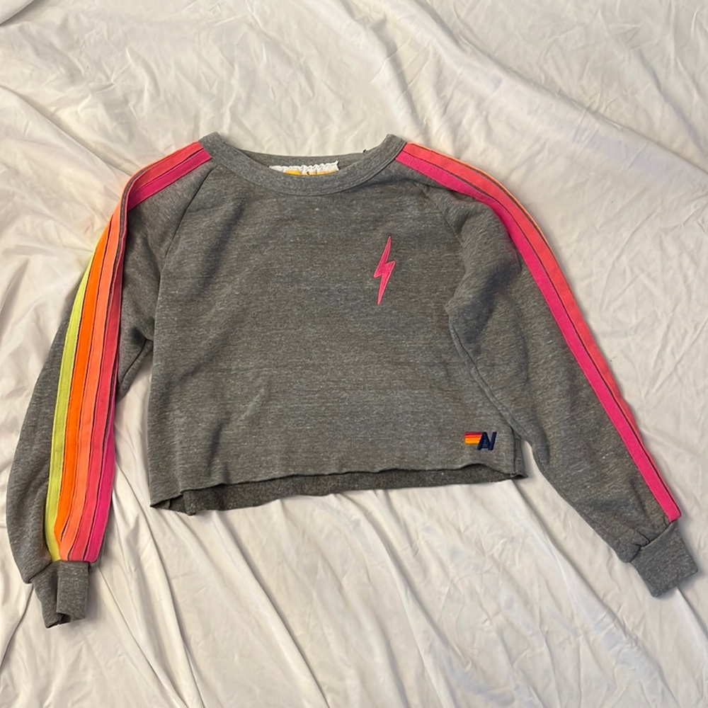 BOLT EMBROIDERY CLASSIC CROPPED
CREW SWEATSHIRT - HEATHER GREYI/
NEON STRIPES
